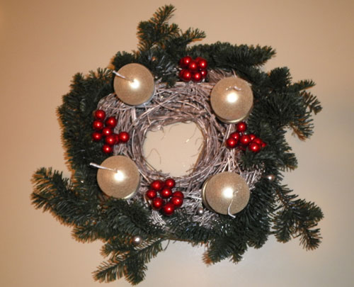 Adventski vijenac crveni